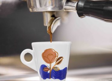 🌸☕ Un Fiore e un Caffè: Una Combo Perfetta per un Momento di Pura Delizia! 🌸☕
