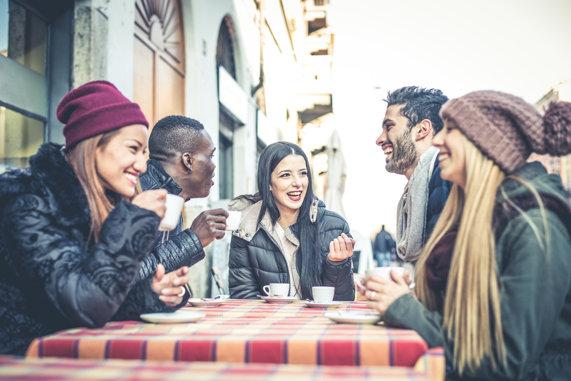 Caffè e Barriere Linguistiche: Il Linguaggio Universale del Caffè